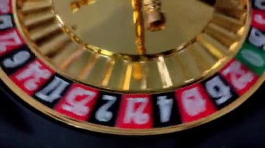 Kumarhanede dönen rulet çarkı, 7 numara kazanır, kazanır ve ikramiye konsepti
