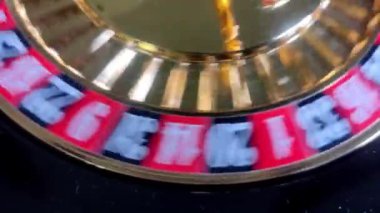 Kumarhanede dönen rulet çarkı, 7 numara kazanır, kazanır ve ikramiye konsepti