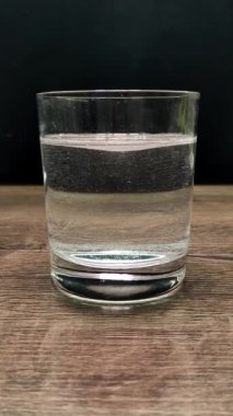 Bir bardak suda girdap. Bardakta bir fırtına.