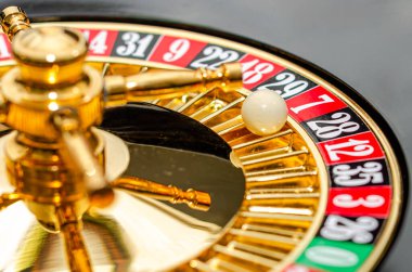 Kumarhane ruleti ve yedi numara kazandı. Büyük kumar, kazanma, ikramiye ve kumar bağımlılığı kavramı