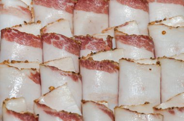 Taze pastırma, güzelce dilimlenmiş ve servis edilmiş.