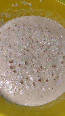 Maya hamuru mayalanıyor.