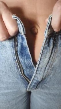 Kotunun düğmelerini iliklemeye çalışır ve başarısız olur. Aşırı ağırlık ve diyet kavramı