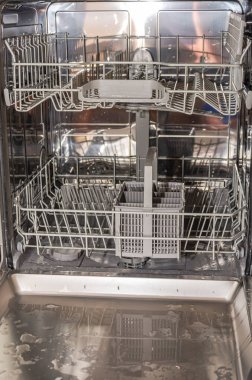 Boş bulaşık makinesi bulaşık yıkamaya hazır.