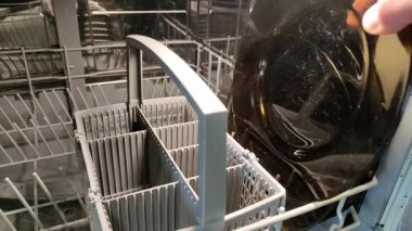 Bulaşıklar bulaşık makinesinde yıkandı.