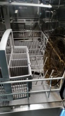 Bulaşıklar bulaşık makinesinde yıkandı.