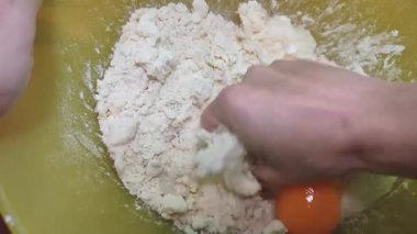 Bir aşçının elleri hamur yoğurur.