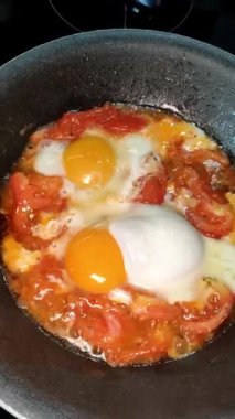 Yumurtalar sebzeli bir tavada kızartılır. Shakshuka