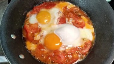 Yumurtalar sebzeli bir tavada kızartılır. Shakshuka