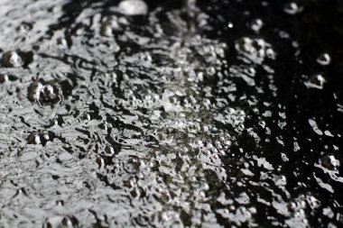 Aşağıdan gelen patlamalara bağlı olarak oluşan su kabarcıkları