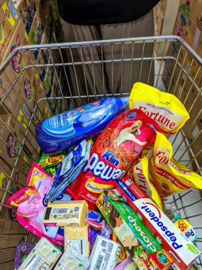 Alışveriş arabasındaki ev eşyalarının yakın plan fotoğrafı, süpermarket tramvayı.