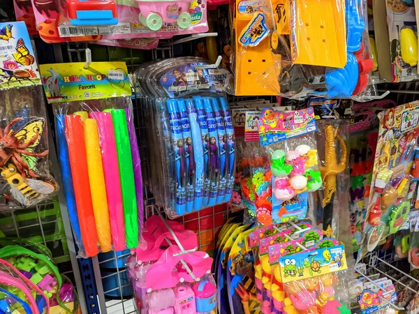 Bir süpermarket rafında sergilenen çocuk oyuncaklarının yakın plan fotoğrafı.