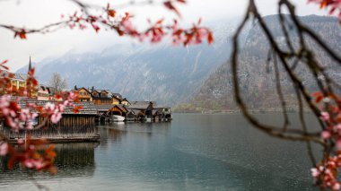 Avusturya Hallstatt 'te yağmurlu bir günde