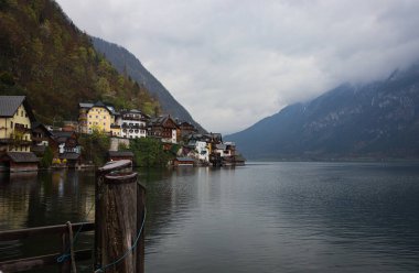 Avusturya Hallstatt 'te yağmurlu bir günde