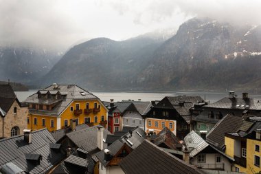 Avusturya Hallstatt 'te yağmurlu bir günde