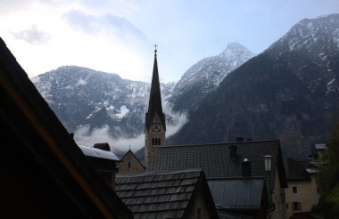 Avusturya Hallstatt 'te yağmurlu bir günde