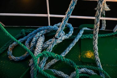 Yolcu gemisindeki ipler..