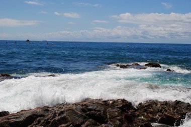 Llorer De Mar 'da güneşli deniz ve kayalar. İspanya