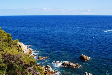 Güneşli bir gün, İspanya 'da denizde kayalar ve taşlar
