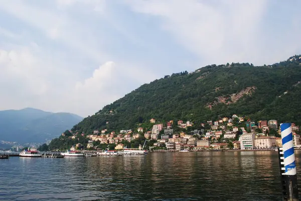 意大利的一个有小镇的大湖畔小山 — 图库照片
