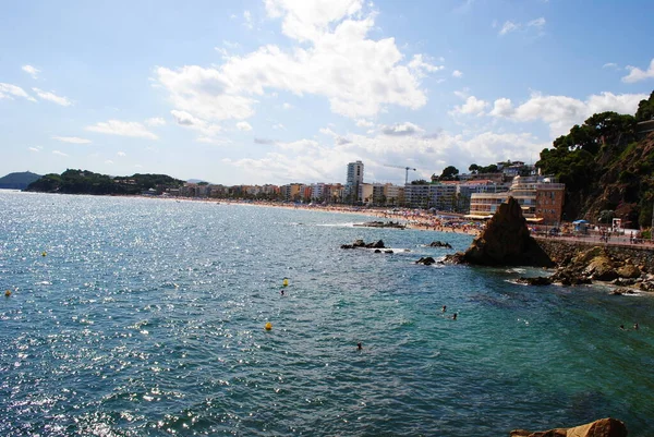 Tepeden Lloret de Mar 'a bakın. Denizde güneşli bir gün