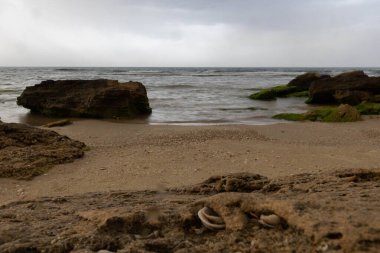 Palmachim, taşlar ve deniz.