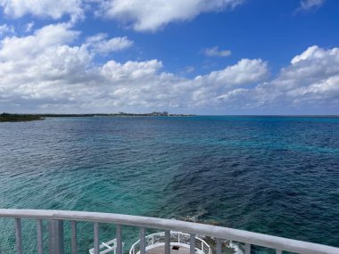 Arkaplanda deniz olan pencere