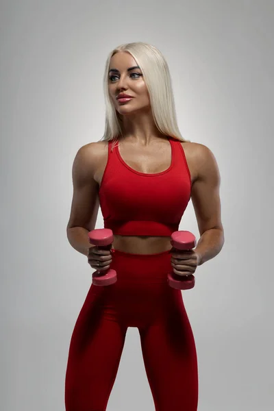 Gyönyörű Cserzett Szőke Fitness Modell Pózol Piros Leggings Egy Felső — Stock Fotó