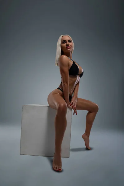 Beautiful Tanned Blonde Girl Poses Sexy Black Swimsuit Studio White — Zdjęcie stockowe