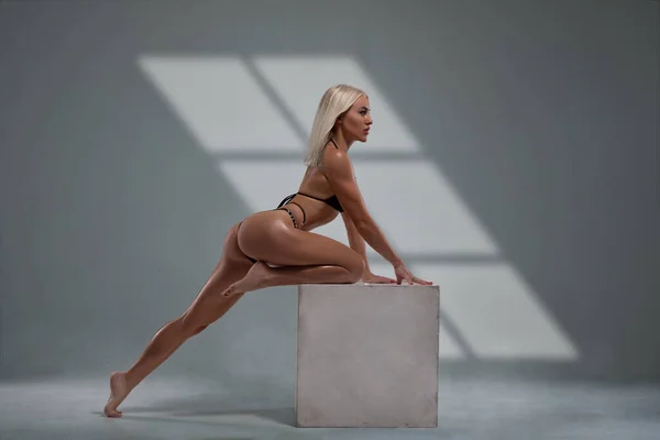 Piękna Opalona Blondynka Fitness Modelka Pozująca Czarnym Stroju Kąpielowym Studio — Zdjęcie stockowe