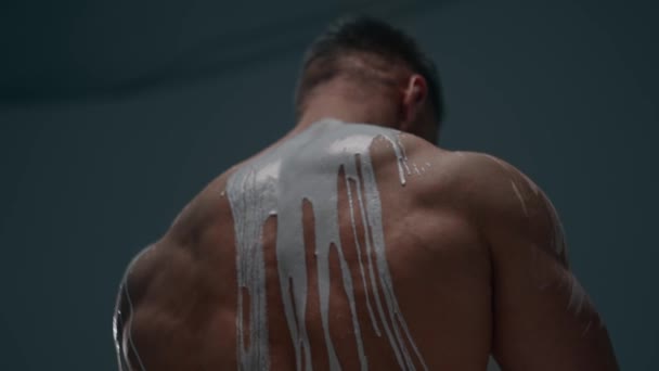 Bodybuilder Étire Ses Muscles Dos Sur Fond Gris Isolé Peinture — Video