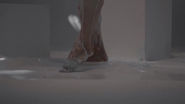 Mans Nohy Napětí Zvedání Špičky Vlekoucí Prsty Mužské Nohy Bílém — Stock video