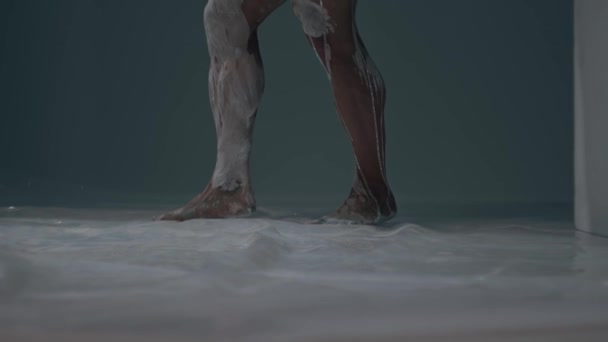ショートパンツのスポーツマンは彼のつま先に立っており 古代の英雄に似た筋肉の小石を実証し ねじれた胴を持つ珍しいポーズを示しています — ストック動画