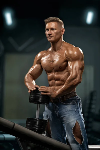 Porträtt Atletisk Man Med Naken Överkropp Gymmet Bodybuilder Poserar Med — Stockfoto