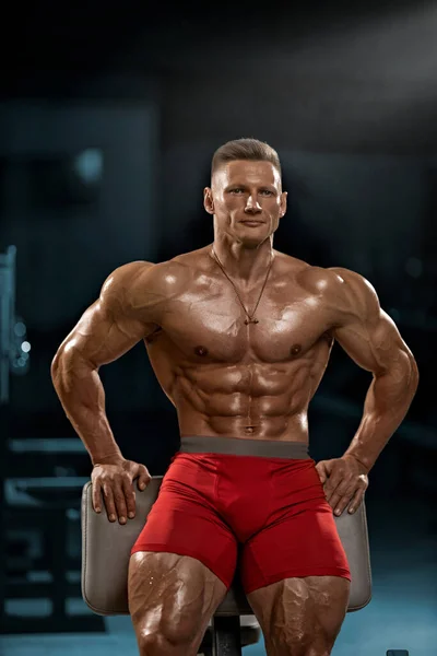 Δυνατός Μυώδης Άντρας Τέλειους Κοιλιακούς Ποζάρουν Στο Γυμναστήριο Bodybuilder Δείχνει — Φωτογραφία Αρχείου