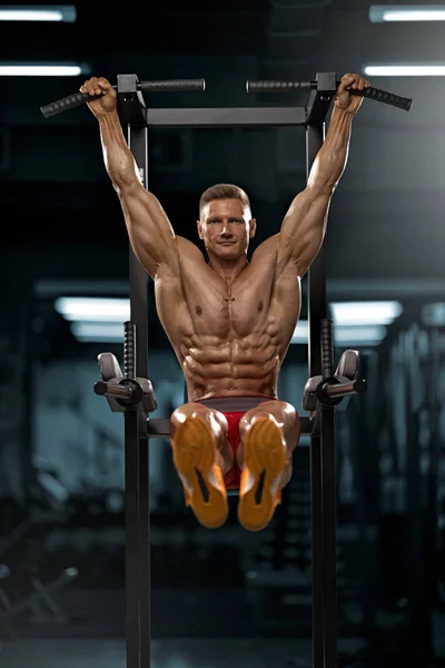 Silný Atletický Muž Nahým Trupem Provádí Zavěšení Nohy Zvýšit Cvičení — Stock fotografie