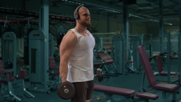 Homme Fort Faisant Des Exercices Avec Haltères Pour Biceps Alternativement — Video