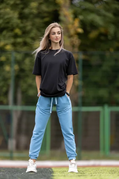 Uma Jovem Mulher Sexy Moda Uma Camiseta Preta Solta Calças — Fotografia de Stock