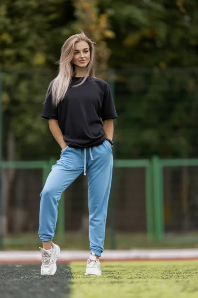 Uma Jovem Mulher Sexy Moda Uma Camiseta Preta Solta Calças — Fotografia de Stock