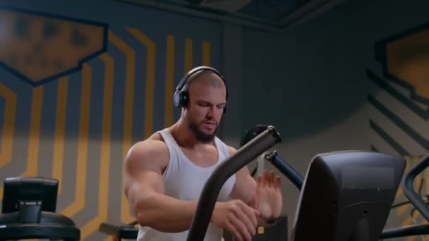 Kulaklıklı Kel Atletik Beyaz Tişörtlü Bir Adam Spor Salonunda Bir — Stok video