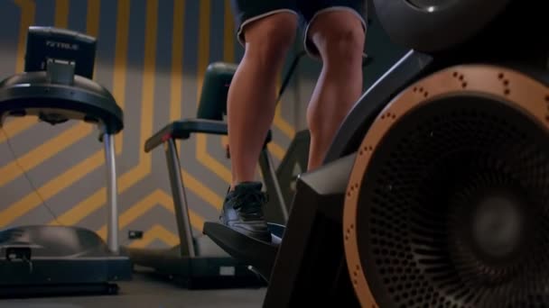 Musculos Chel Bine Construit Căști Rezervor Alb Efectuează Cardio Pas — Videoclip de stoc
