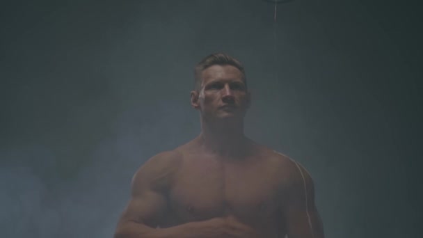 Modelo Masculino Muscular Sem Camisa Bem Construído Esfrega Corpo Com — Vídeo de Stock