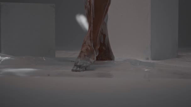 緊張してマンの足は つま先を持ち上げ つま先に続く 白い粘土の男性足 — ストック動画