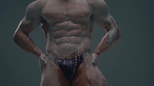 Homem Musculoso Adulto Jovem Bem Construído Sem Roupas Posando Cyclorama — Vídeo de Stock