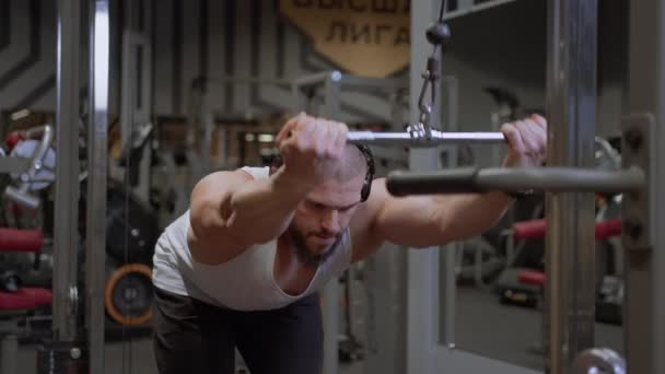 Seorang Pria Atletik Dengan Jenggot Melakukan Latihan Untuk Latissimus Dorsi — Stok Video