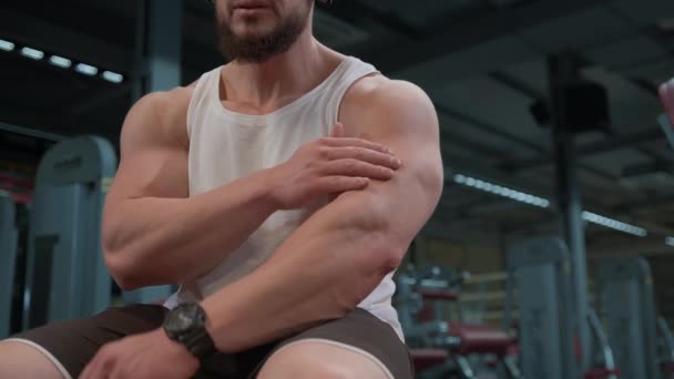 Pria Botak Atletik Dengan Jenggot Duduk Bangku Dan Beristirahat Lutut — Stok Video