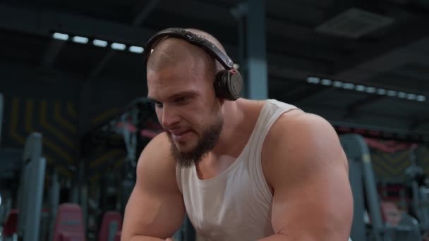 Pria Botak Atletik Dengan Jenggot Duduk Bangku Dan Beristirahat Berlutut — Stok Video