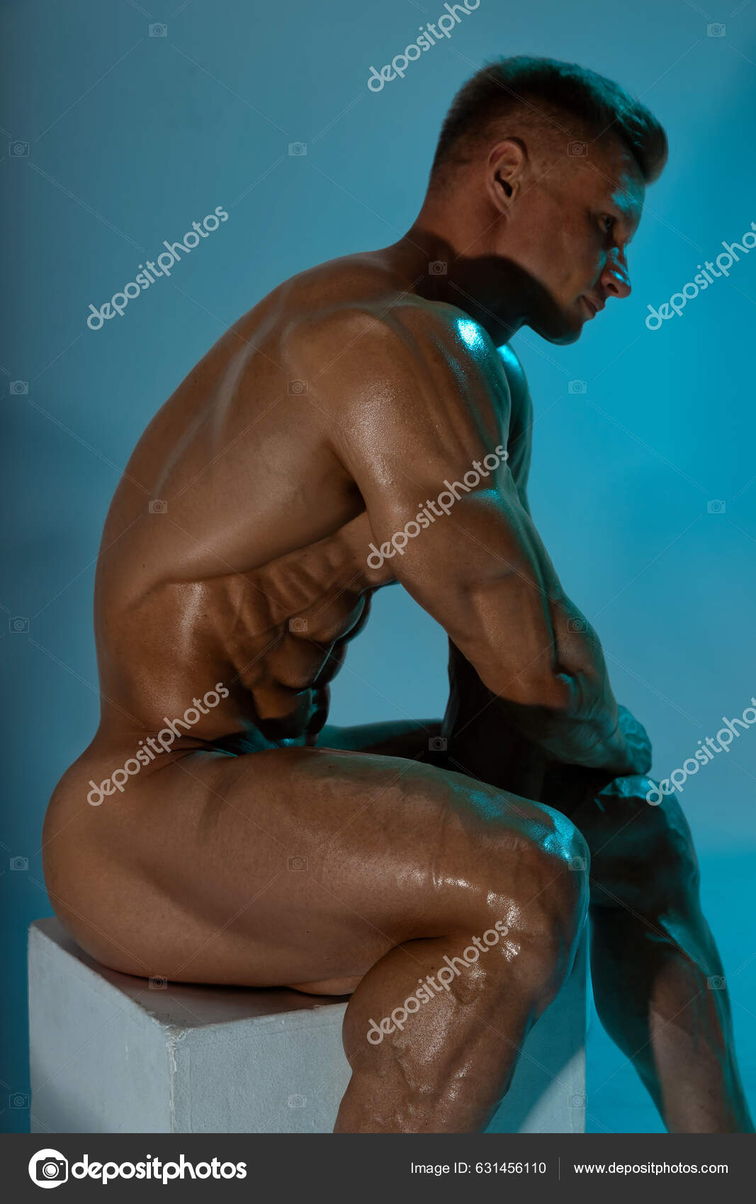 Bodybuilder Homme Posant Assis Sur Une Chaise Studio Sans