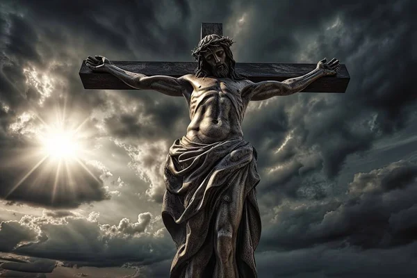 劇的な空に対する十字架上でのイエス キリストの十字架刑 神への信仰の宗教的概念 — ストック写真