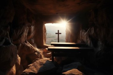 Ahşap bankları olan taştan bir mağaranın manzarası. Bahar güneşinin ışınları Ortodoks haçına bakan taş hendeği aydınlatıyor. Paskalya 'nın aydınlık bayramı dini konsepti